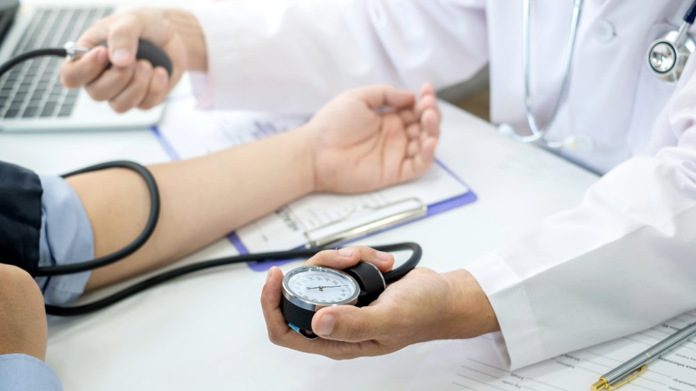 血管の健康管理のために医療機関で血圧を測定している様子